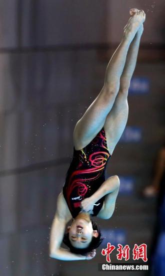 5月14日晚，张家齐在女子十米跳台比赛中。当日，2017年中国跳水冠军赛在湖北武汉进入第二天比赛日。在女子十米跳台比赛中13岁的北京选手张家齐以413.30分卫冕该项目冠军，这也是她个人收获的第二个全国冠军。记者 张畅 摄