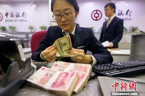 资料图：山西太原，银行工作人员正在清点货币。记者 张云 摄